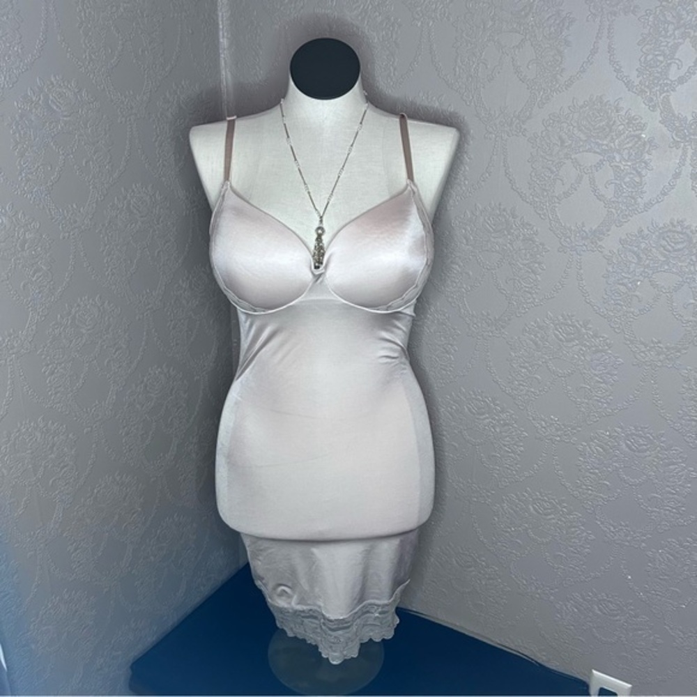 Spanx Assets 1X full leng shaper no wire lightly lined great condition